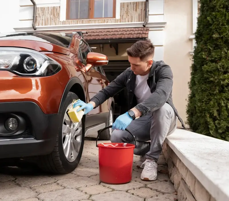 Lavage auto à domicile Livry-sur-Seine : professionnel intervenant sur un véhicule
